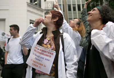 Manifestation de chercheurs au CNRS (19 juin 09)-jpg