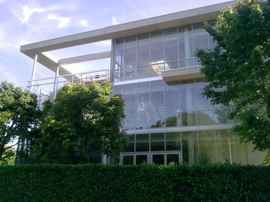 Le bâtiment avec les nouvelles salles de cours, et une terrasse-jpg