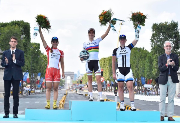 "La Course by Tour de France" a été organisée pour la première fois en 2014, et a été remportée par Marianne Vos (image via pelotonmagazine.com)